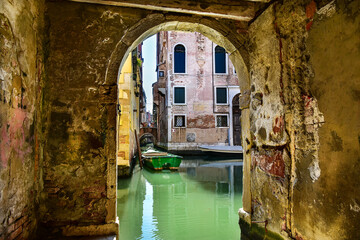 Fototapeta na wymiar boat behind the canal in Venice, typical Italy architecture 