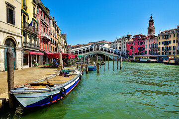 Fototapeta na wymiar Rialto Bridge and canal in Venice, typical architecture of Italy