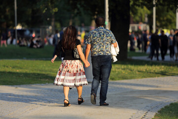Para młodych ludzie, kobieta i mężczyzna spaceruje po moście we Wrocławiu.	 - obrazy, fototapety, plakaty