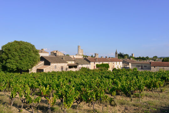 Aiguèze (30760) derrière ses vignes, département du Gard en région Occitanie, France