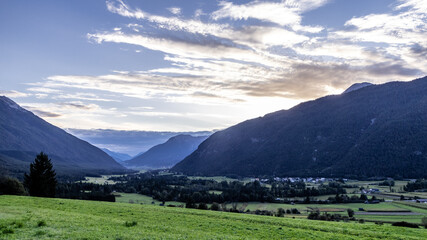 Ein Tal in den Alpen in Österreich