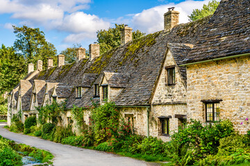 Traditional row of cottage homes on Arlington Row in Bibury village, Gloucestershire, The Cotswolds, Englaand UK - 459760976