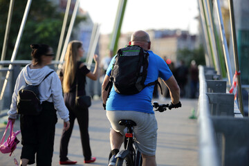Mężczyzna jedzie na rowerze po moście we Wrocławiu. - obrazy, fototapety, plakaty
