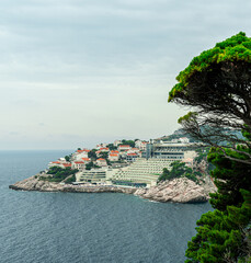 Malowniczy Dubrownik z starymi budynkami nad morzem