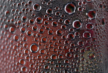 Tropfen auf einer durchsichtigen Plastikfolie