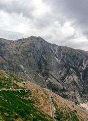 Droga Llogara Pass w Albanii z widokiem na góry i morze