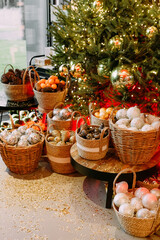 Obraz na płótnie Canvas Christmas decor baskets tangerines cones decorations tree