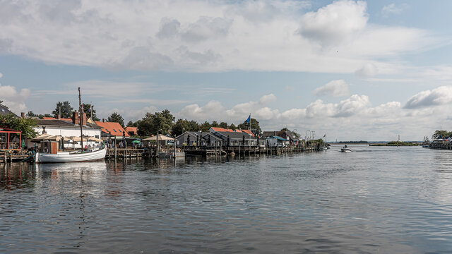 the narrow strait between En&oslash; and Karreb&aelig;ksminde