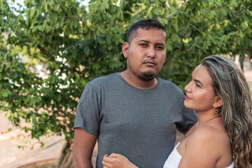 Obraz premium Hispanic couple standing in the park