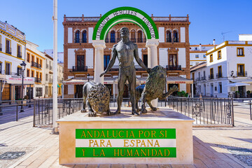 Símbolo de Andalucía, comunidad autónoma al sur de España en una típica plaza española un...
