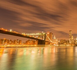 Obraz premium Night view of Manhattan and Brooklyn bridge