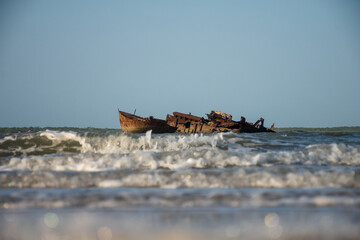 Fototapeta na wymiar ship stranded in the city of tutoia, maranhao