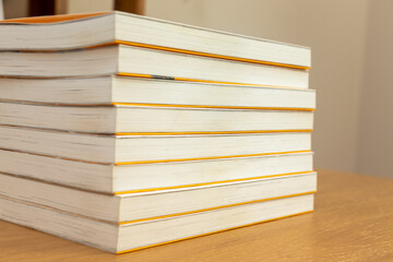 机の上に積み重ねられた本