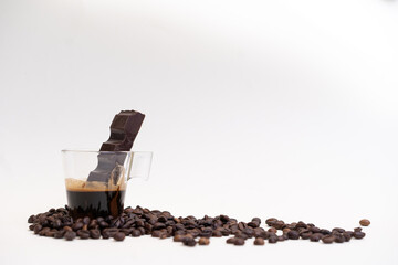 Tazzina di Caffè con una Barretta di Cioccolato e chicchi di Caffè