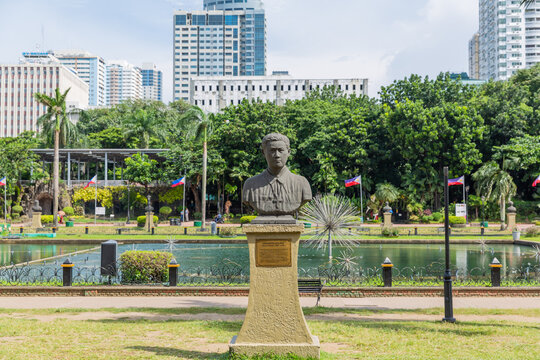 statue a great man put beside the pond in rizal park