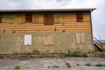 Fototapeta na wymiar Abandoned bunkhouse or hotel building in the ghost town of Jeffrey City Wyoming