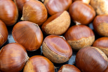 Image of many chestnuts in a pile