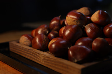 Image of many chestnuts in a pile