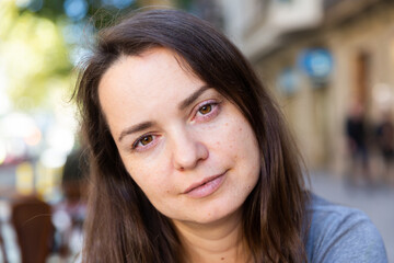 Obraz premium Closeup face of romantic girl walking through city streets