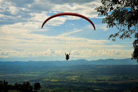 Parapente sobre monta&ntilde;as cafeteras