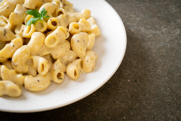 macaroni and cheese with herbs