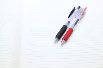 赤と黒のボールペン
