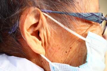 老人の顔　目尻のシワ