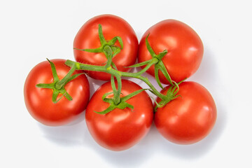grappe de tomates rouges isolé sur un fond blanc