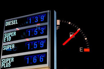 Benzinpreise an der Tankstelle und Tankanzeige im Auto