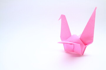 遠くを見つめる折り鶴
