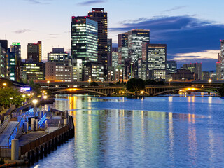 Fototapeta na wymiar 水都大阪 夕暮れの天満橋から見る天神橋とビル群