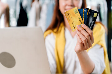 Happy woman showing credit card for online shopping, internet payment, easy pay, discount promotion. satisfaction customer and business shop owner