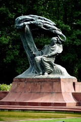 Obraz premium Monument to Fryderyk Chopin in the park in Warsaw