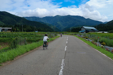 Obraz premium 高原のサイクリングロードで自転車に乗るキッズ
