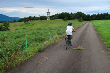 Obraz premium 高原のサイクリングロードで自転車に乗るキッズ