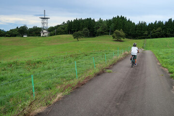Obraz premium 高原のサイクリングロードで自転車に乗るキッズ