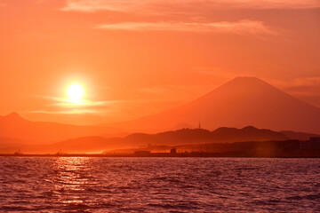 夕暮れの富士山と相模湾