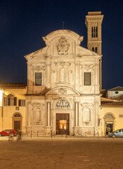 Obraz premium Italia, Toscana, Firenze, facciata della chiesa di Ognissanti di notte.