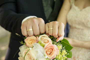 Hochzeitsringe Brautpaar Brautstrauss Rosen