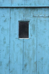 Obraz na płótnie Canvas A close-up of a bright blue door