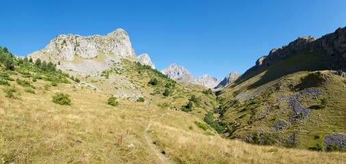 Fototapeta na wymiar Peaks in the Pyrenees