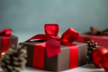 赤いリボンのギフトボックスのあるクリスマスプレゼントのイメージ