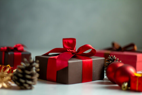 赤いリボンのギフトボックスのあるクリスマスプレゼントのイメージ