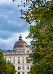Fototapeta premium Kuppel Humboldt Forum Berlin hinter Bäumen im Herbst