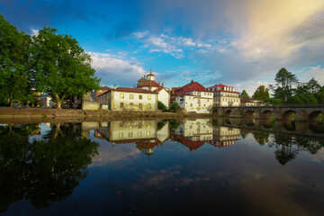 Fototapeta premium Vista sobre a velha ponte romana ou Ponte de Trajano na cidade de Chaves no norte de Portugal