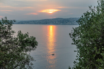 Coucher de soleil sur la baie des anges à Nice, site inscrit au patrimoine mondial de l'Unesco
