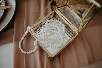 Fototapeta na wymiar pearls in a mirror box 