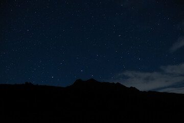 Naklejka premium 山と星空
