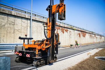Construction machinery drilling crawler for constructing guard rail