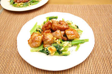 ほうれん草と卵の炒め物をチキンの照り焼きと共に